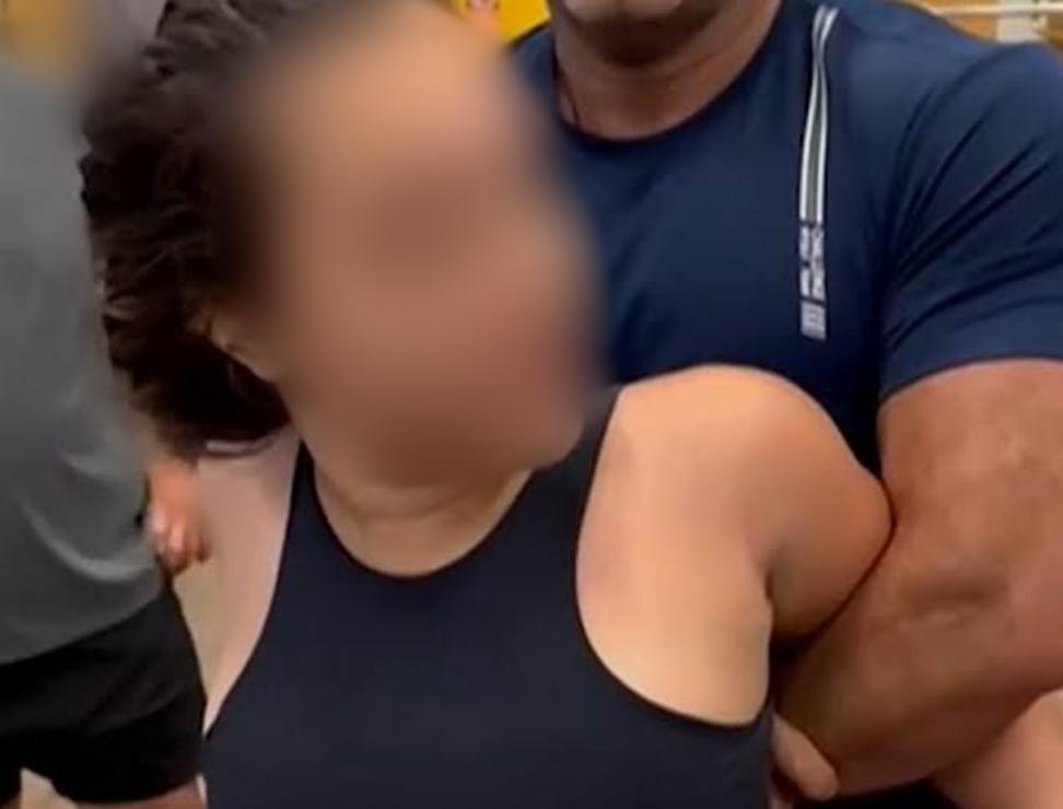 Durante cobrança de pensão, homem segura ex para que atual a agrida, diz polícia