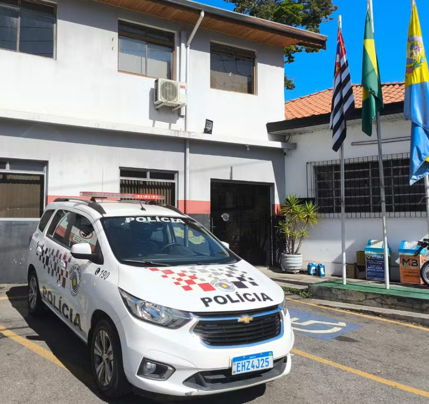 Ela está pingando sangue: ligação emocionante de uma criança salva mãe de nova agressão