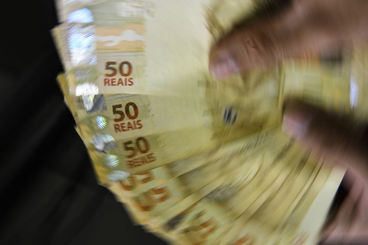 Equipe econômica apresentará a líderes partidários alternativas a IOF