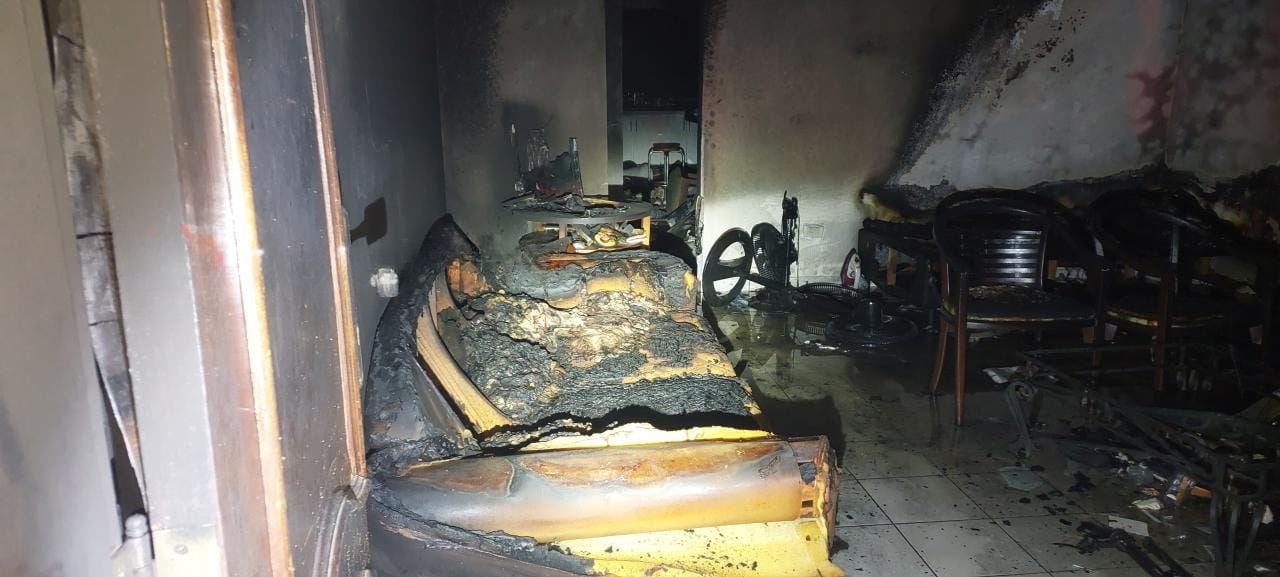 Filho ateia fogo na casa da própria mãe durante a madrugada na região Central.