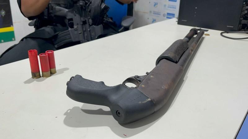 Homem é preso com espingarda de uso restrito escondida em residência na zona Leste de Porto Velho