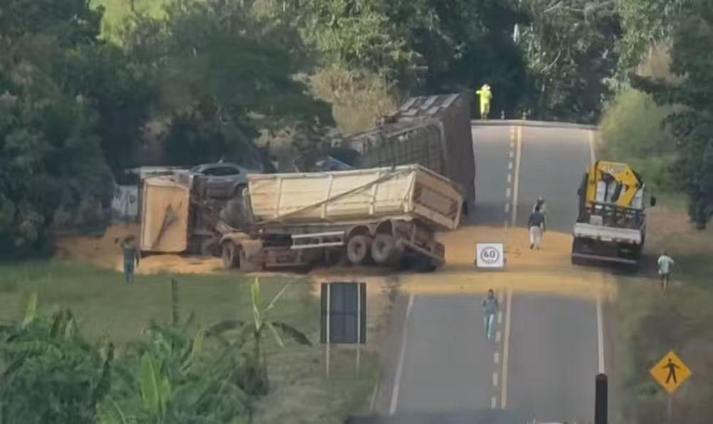 Homem morre preso às ferragens após colisão entre carreta e caminhão na BR-435, em Rondônia