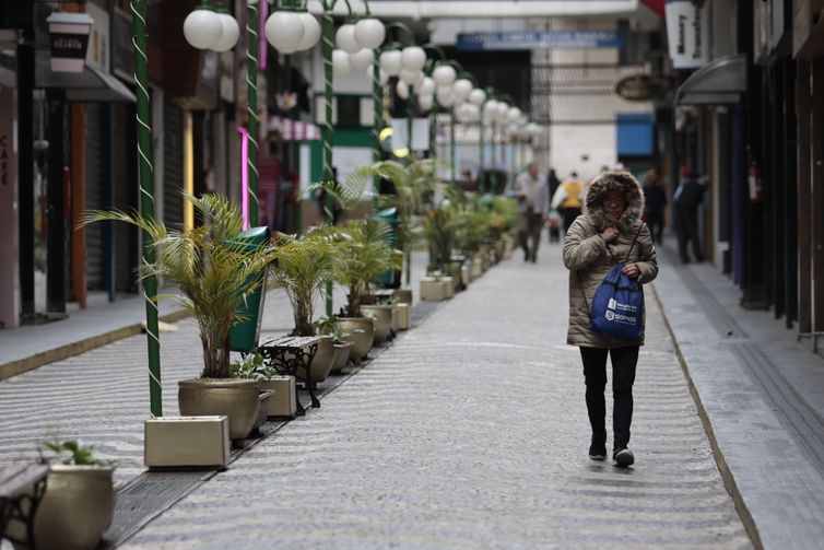 Inmet alerta para onda de frio no Sul e excesso de chuva em 3 regiões