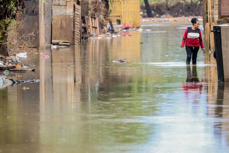 Inmet emite alerta vermelho para volume de chuvas no RS
