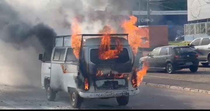 Kombi pega fogo em plena avenida, em frente a escola militar.