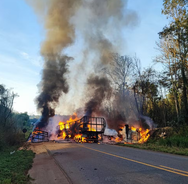 Motorista morre carbonizado após colisão entre carretas na BR-174, próximo a Vilhena