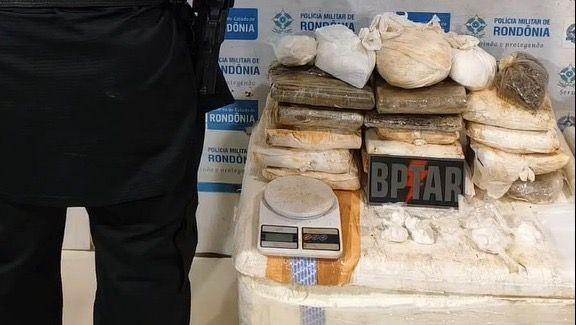 PM apreende mais de 16 kg de drogas enterradas em casa abandonada