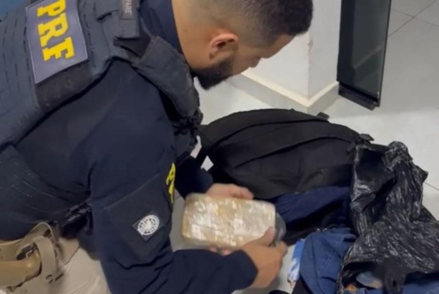 PRF Flagra Táxi Transportando Drogas e Prende Suspeito por Tráfico