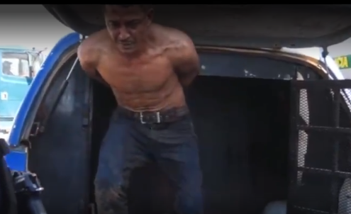 Suspeito de homicídio quebra algema e tenta fugir do camburão da viatura após ser preso em Porto Velho