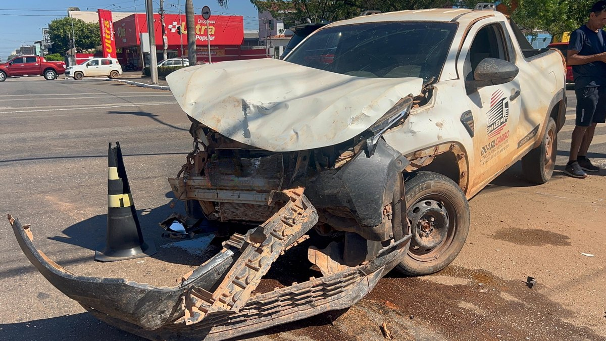 Três pessoas ficam feridas após grave acidente entre carros e ciclista.
