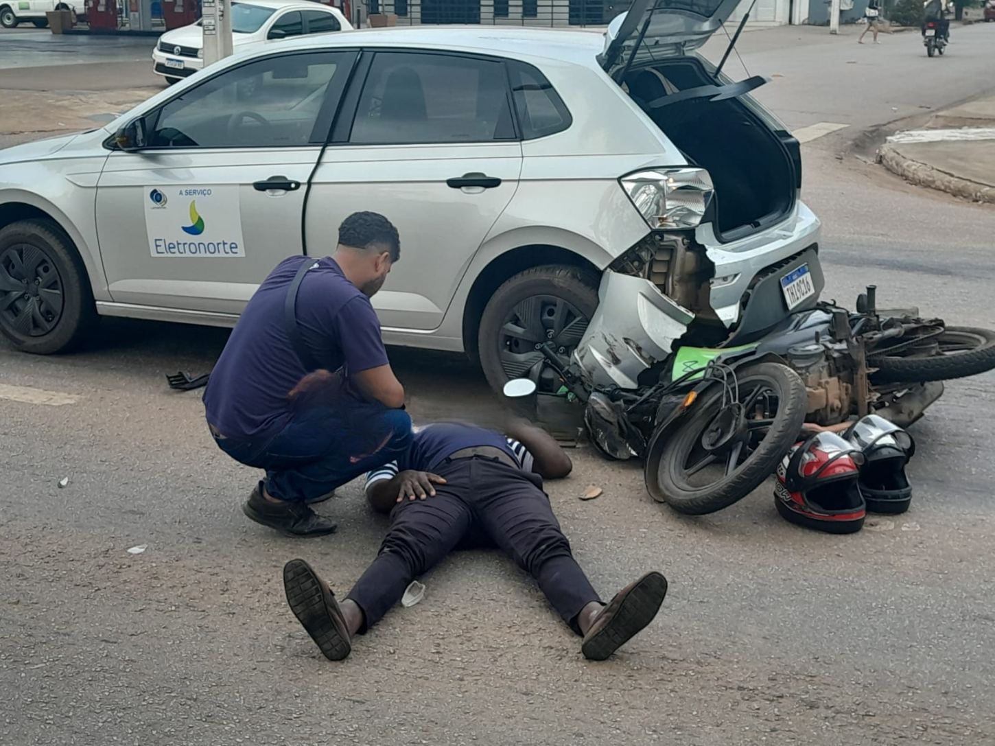URGENTE: Motociclista de app fica desacordado após acidente na Av. Jorge Teixeira
