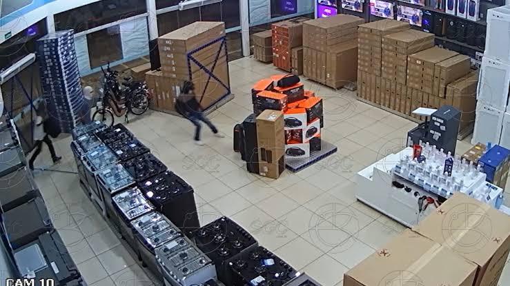 ARROMBAMENTO NA MADRUGADA: Criminosos invadem loja Gazin e fogem de carro levando diversas TVs em Porto Velho.