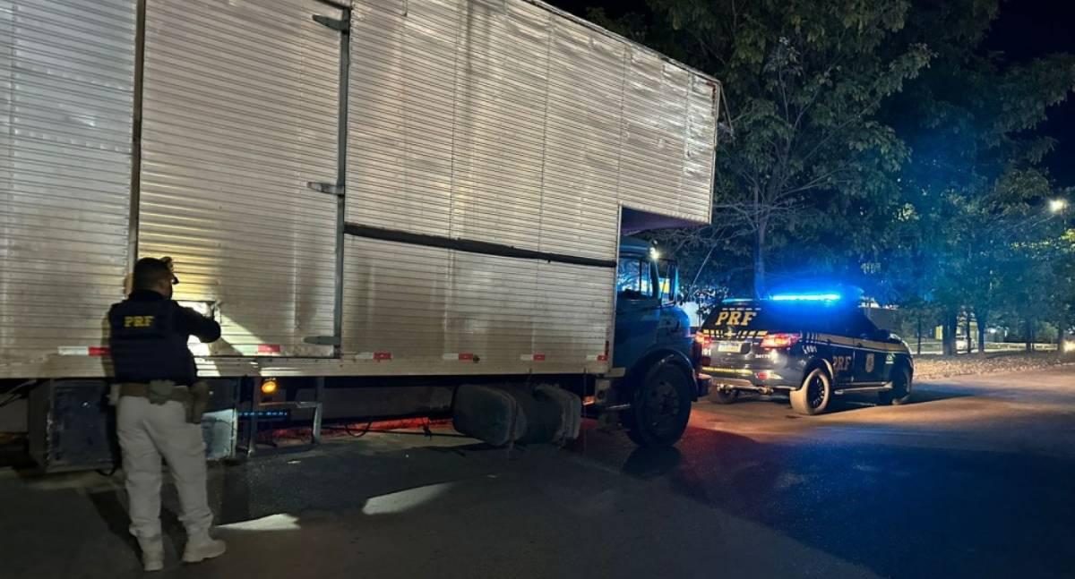 Caminhoneiro aparentemente embriagado é preso após parar veículo em via pública de Jaru