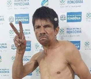 DEBOCHADO: 'Galo Cego do CV' é preso pela PM em construção abandonada.