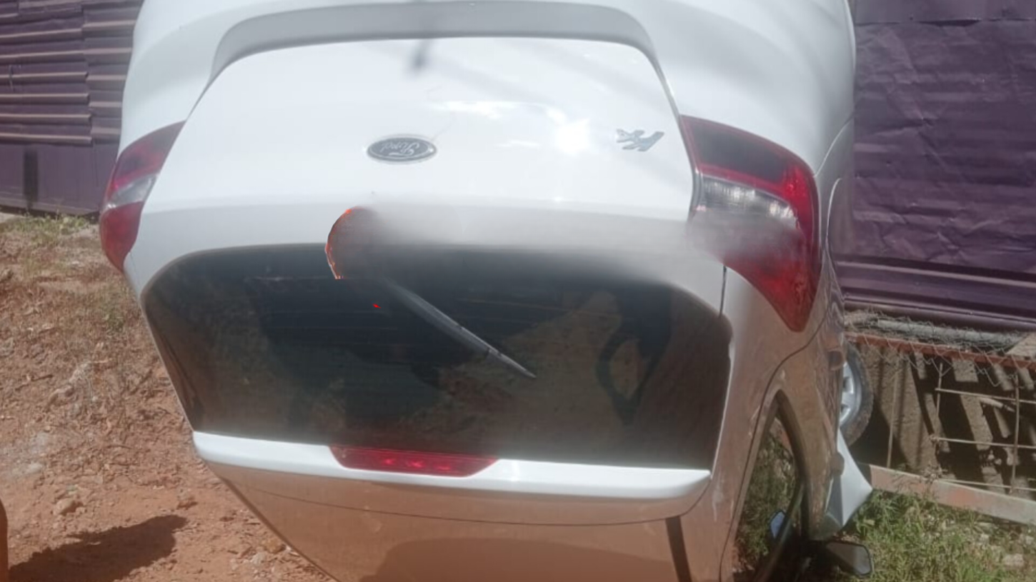 DESGOVERNADO: Carro capota na zona Sul de Porto Velho e motorista foge.