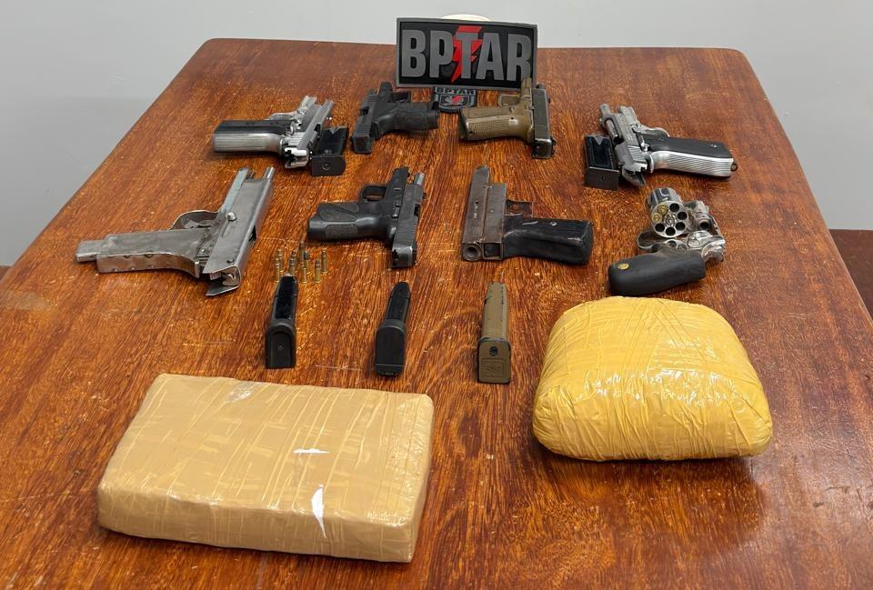 Oito armas de fogo, grande quantidade de munições e entorpecentes foram apreendidos na residência onde ocorreu o tiroteio que resultou na morte de criminosos.