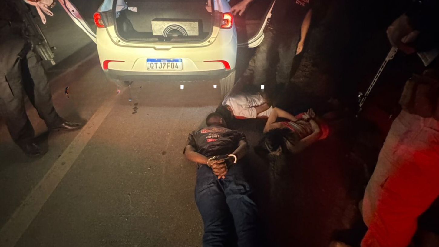 Refém amarrado: Trio é preso após roubo de carro e sequestro de motorista de app.