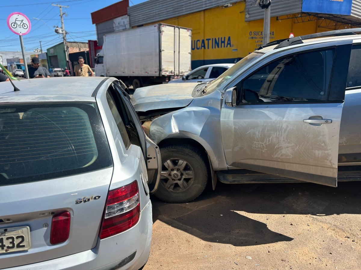 URGENTE: Motorista fica desacordado em grave batida na capital.