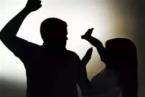VIOLÊNCIA DOMÉSTICA: Mulher é agredida ao expulsar marido que passou o dia na rua.