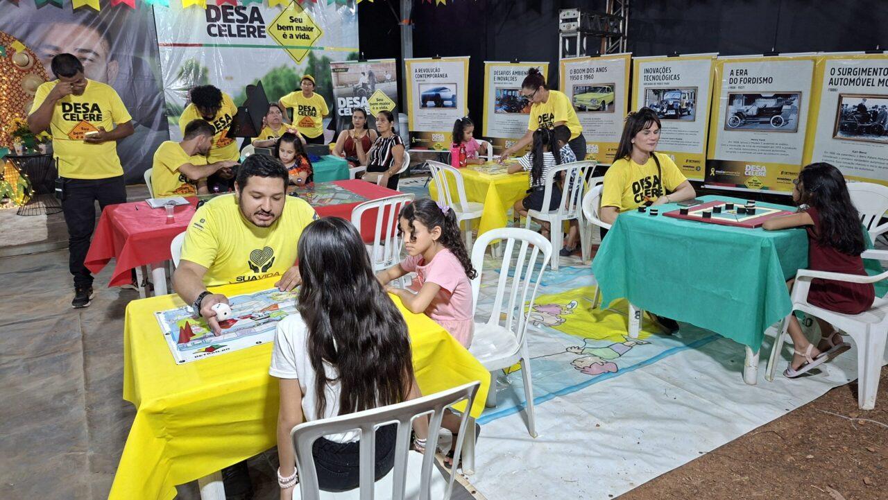 Ação de educação para o trânsito conscientiza visitantes durante Arraial Flor do Maracujá