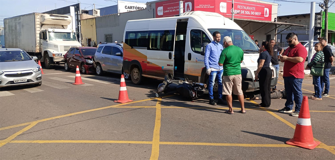 Caminhão sem freios causa engavetamento.