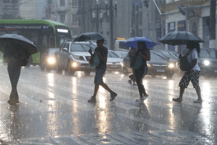 Chuvas causam alagamentos e transtornos na Baixada Santista