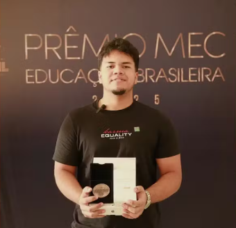 Estudante de Rondônia recebe prêmio do MEC por desempenho no Enem e é aprovado em mais de 10 universidades.