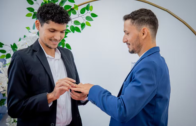 Histórico: Primeiro casal homoafetivo participa de casamento comunitário presencial do TJRO.