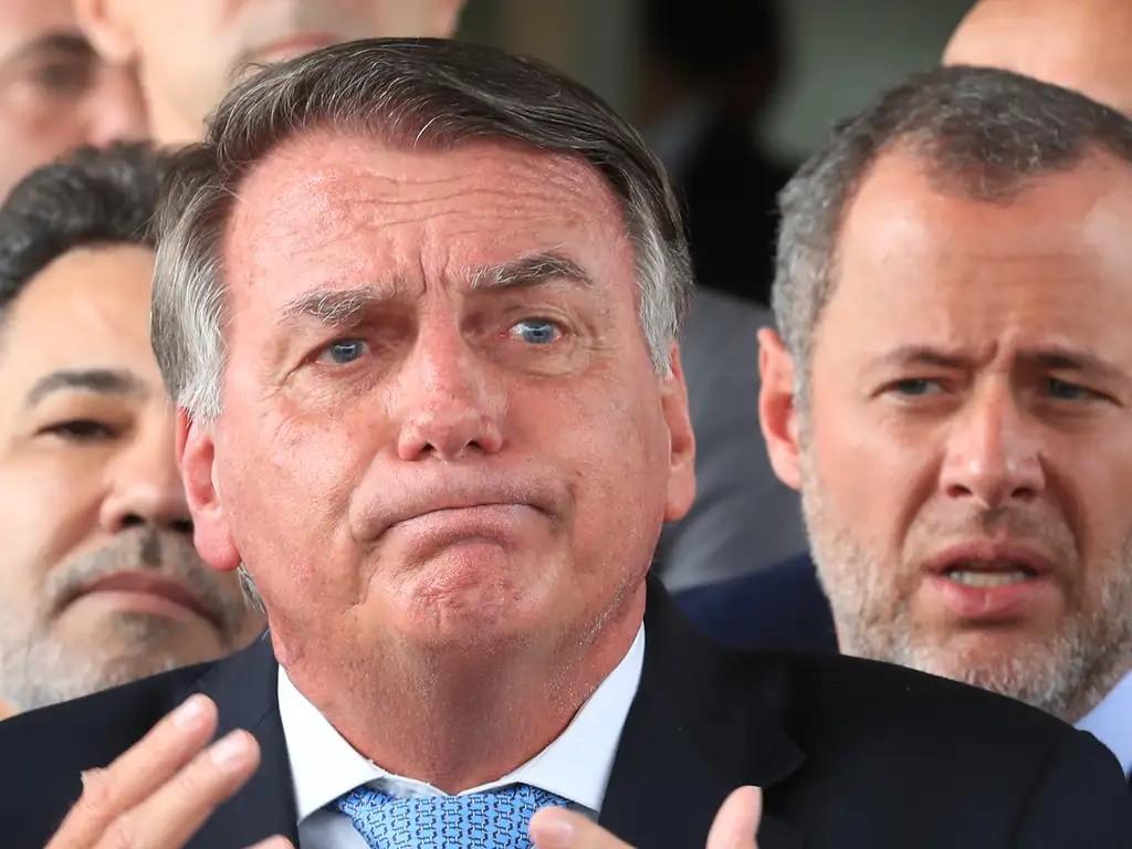 Ministro Alexandre de Moraes determina prisão domiciliar do ex-presidente Jair Bolsonaro.