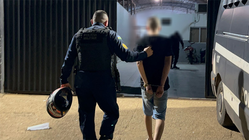 Motociclista sem habilitação atropela pedestre e é preso após tentar fugir em alta velocidade.