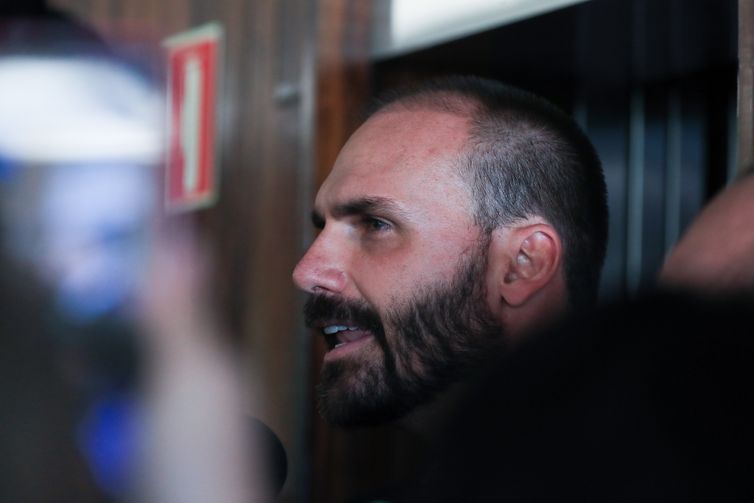 PF indicia Bolsonaro e Eduardo em inquérito sobre sanções dos EUA 