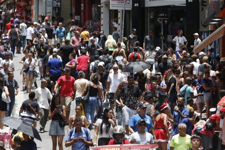 População brasileira chega a 213,4 milhões de habitantes, estima IBGE