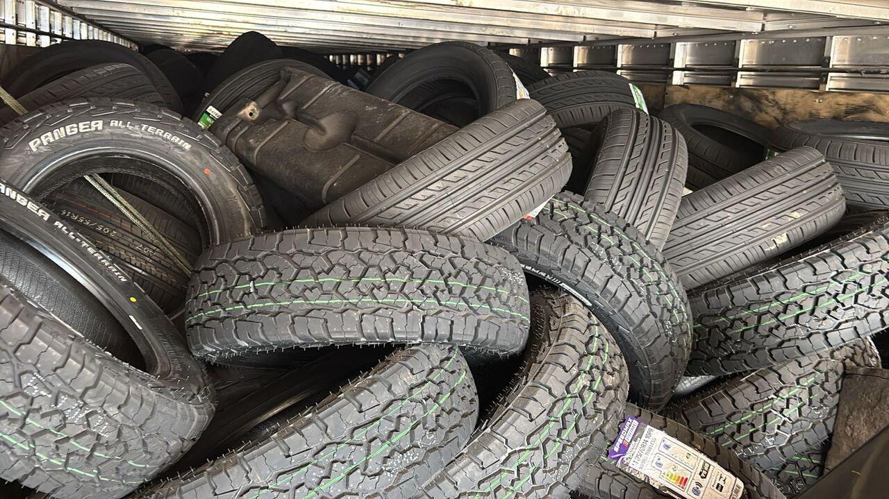 Receita Federal apreende pneus avaliados em R$ 800 mil.