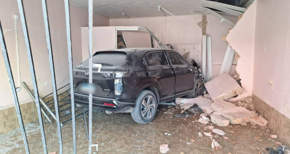 Carro desgovernado invade comércio em Porto Velho