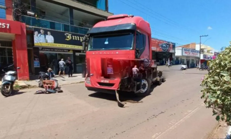 Colisão entre dois caminhões causa danos materiais em Rolim de Moura