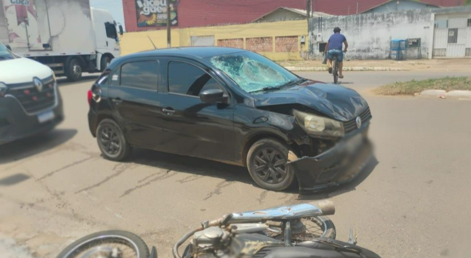 Homem e criança ficam feridos em colisão entre carro e moto na zona Leste de Porto Velho