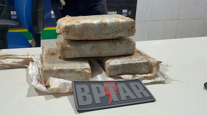 Homem foi preso por tráfico de drogas e descoberto com três mandados de prisão em aberto na zona Norte da capital.