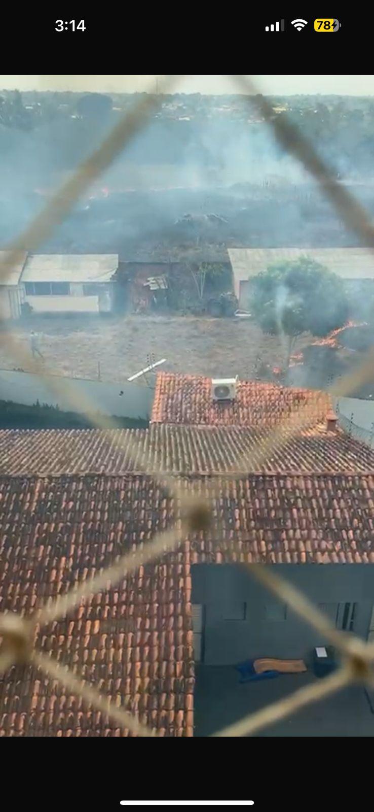 Incêndio em matagal próximo a condomínio assusta moradores em Porto Velho
