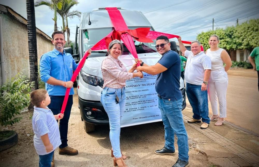 Itapuã do Oeste recebe van adaptada para o CRAS com recurso do deputado Delegado Lucas