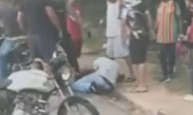 Justiça popular: homem tem pernas quebradas após atacar a própria mãe idosa.