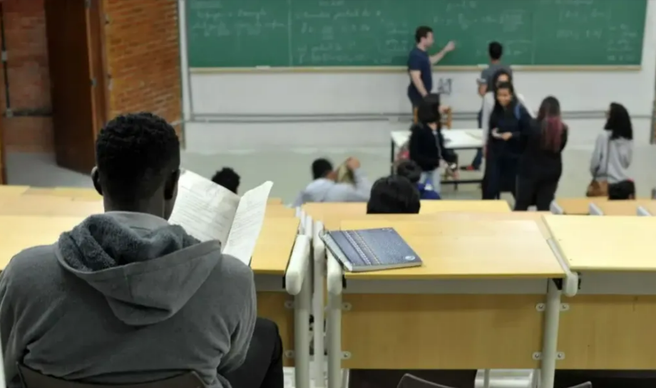 MEC abre mais de 7 mil vagas gratuitas em pós-graduação para professores da rede pública