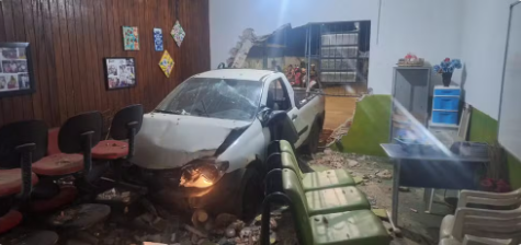 Motorista embriagada invade associação de idosos.