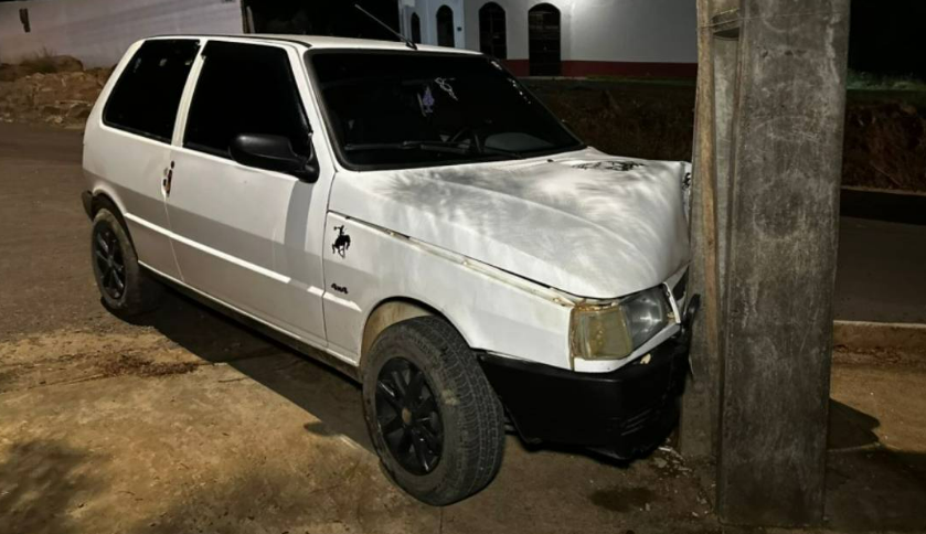 Suspeito de embriaguez colide com poste em Jaru