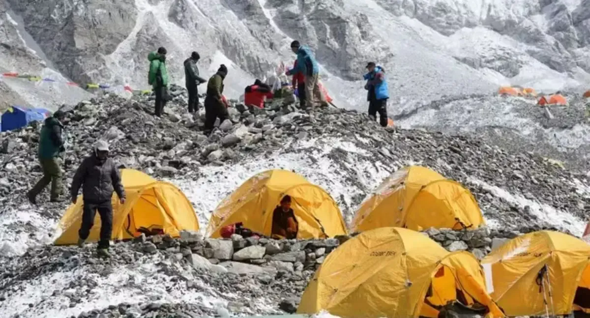 Everest: Corrida contra o tempo para resgatar mais de 200 pessoas presas em forte nevasca