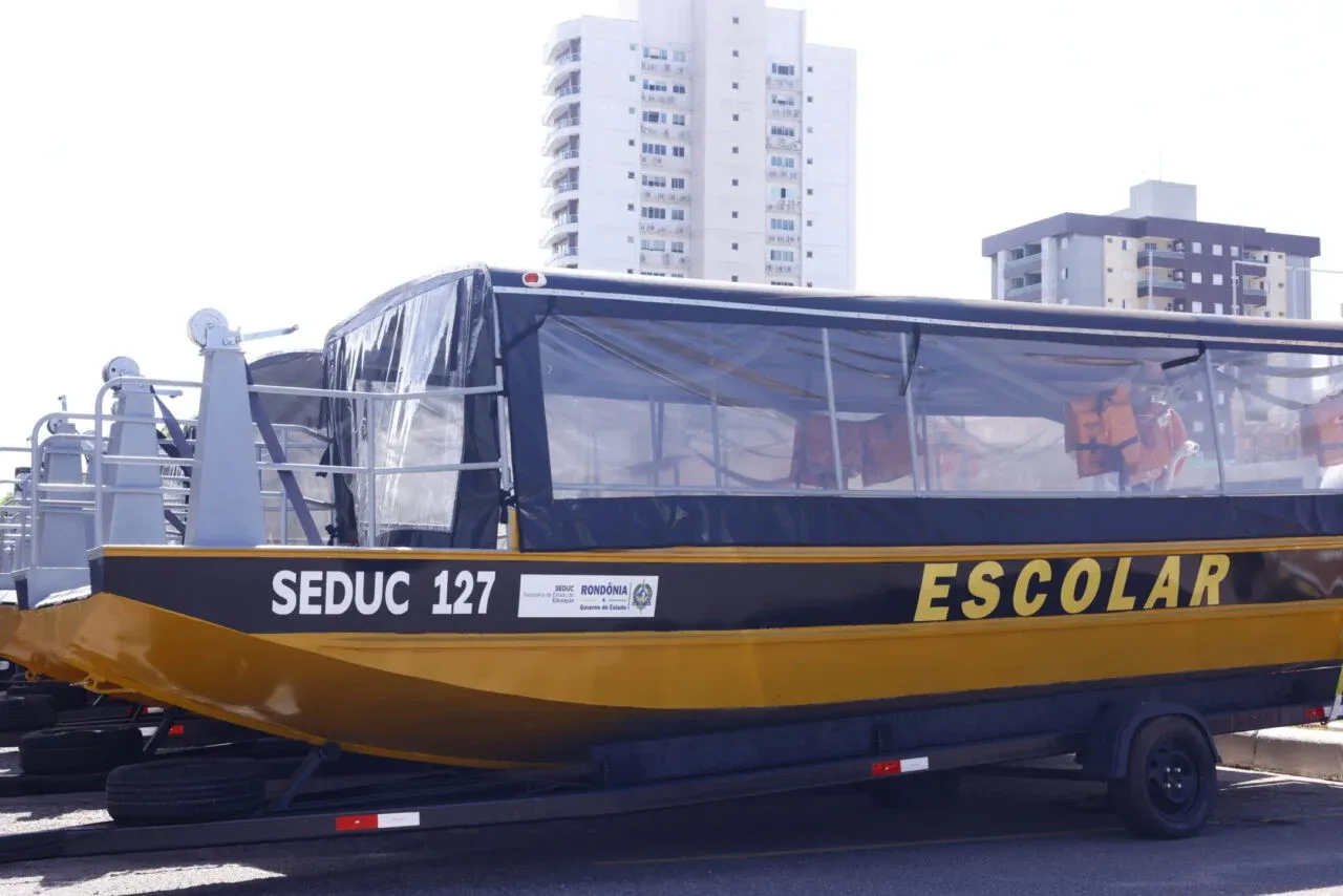 Ônibus e embarcações são entregues pelo Governo de Rondônia para fortalecer transporte de estudantes de locais de difícil acesso