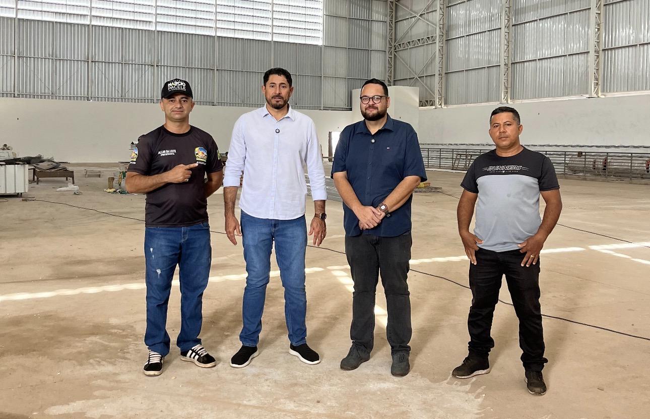 Vereador Márcio Pacele acompanha andamento das obras do Centro de Iniciação Esportiva no Bairro Flamboyant