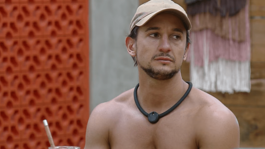 “A Fazenda”: Peão conta que expulsou noiva de casa ao descobrir traição