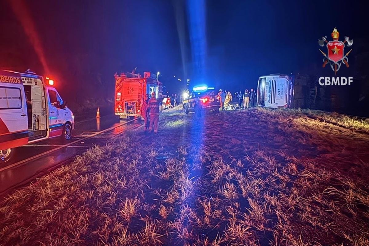 Acidente de ônibus com guincho deixa mais de 23 feridos no DF