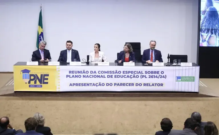 Brasil corre risco de repetir mais uma década de baixa exigência escolar, alerta estudo