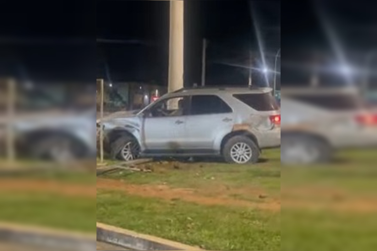 Descontrolado, motorista bate carro, dirige na contramão e cria pânico